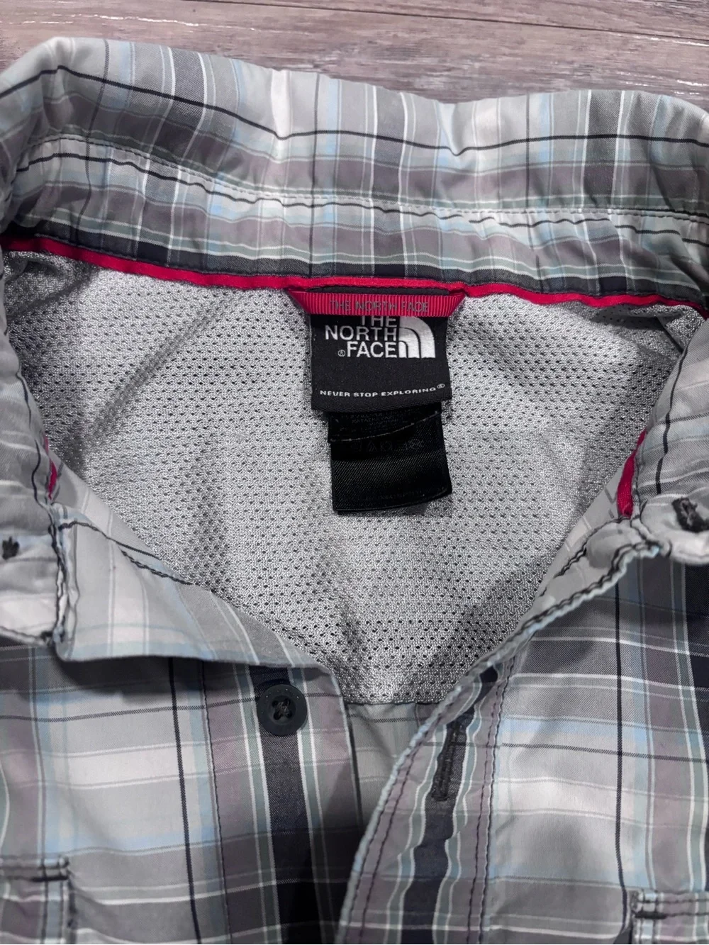 The North Face Men's Short-Sleeve Plaid Button-Up in Light Gray and Black